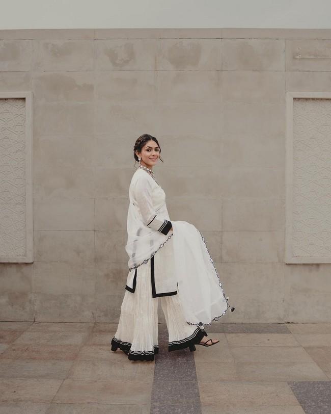 Mrunal Thakur 11
