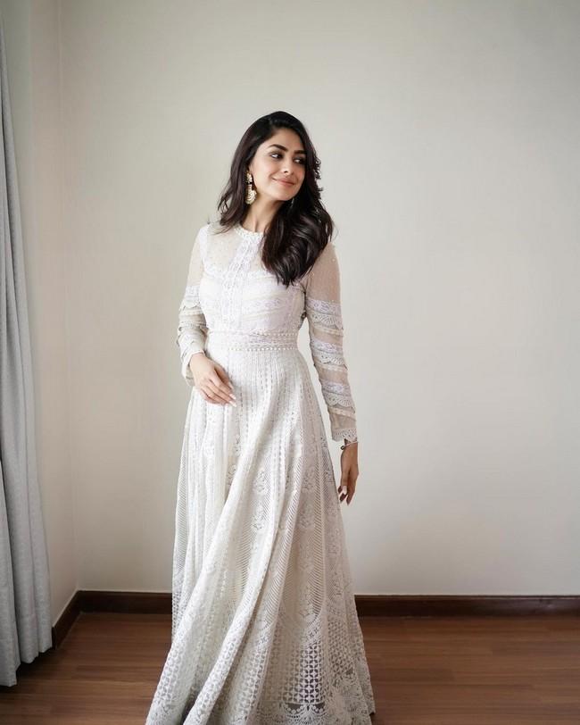 Mrunal Thakur 12