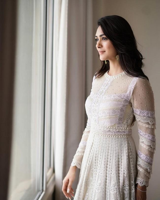 Mrunal Thakur 13