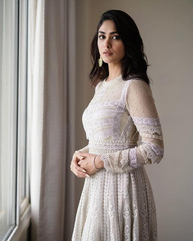 Mrunal Thakur 14