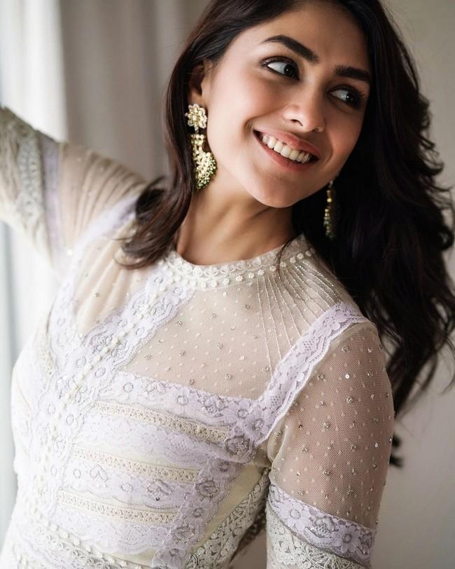 Mrunal Thakur 15