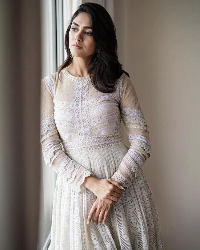 Mrunal Thakur 16