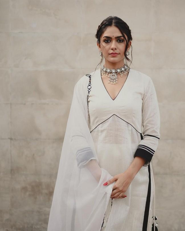 Mrunal Thakur 2