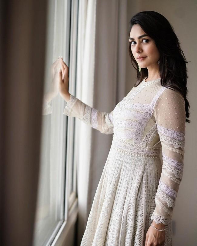 Mrunal Thakur 21