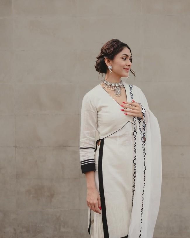 Mrunal Thakur 3