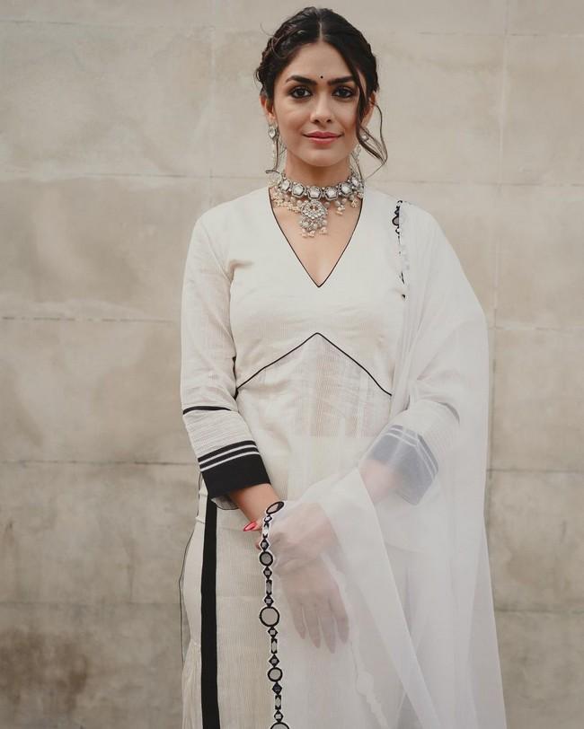 Mrunal Thakur 4