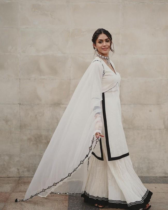 Mrunal Thakur 6