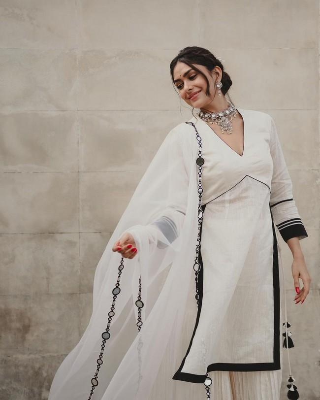 Mrunal Thakur 8