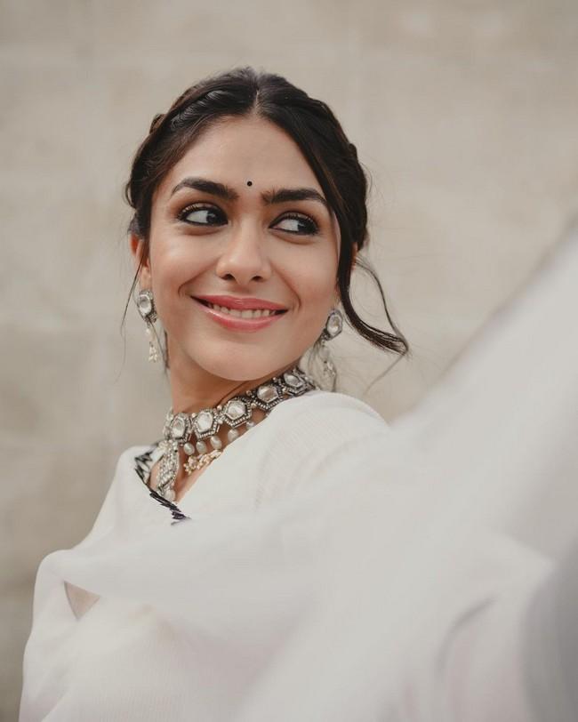 Mrunal Thakur 9