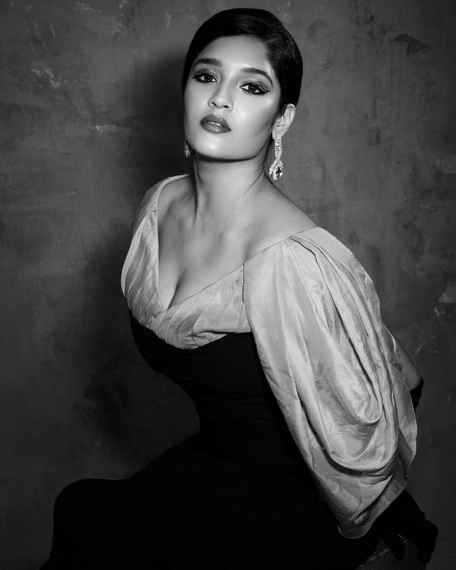 Ritika Singh 6