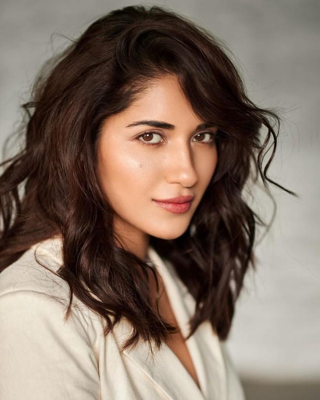 Ruhani Sharma 6