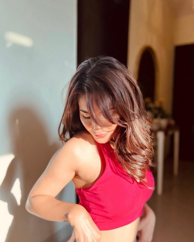 Ruhani Sharma 9