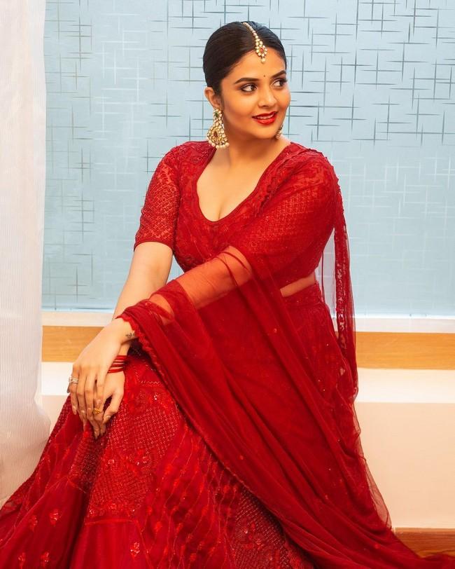 Sreemukhi 6