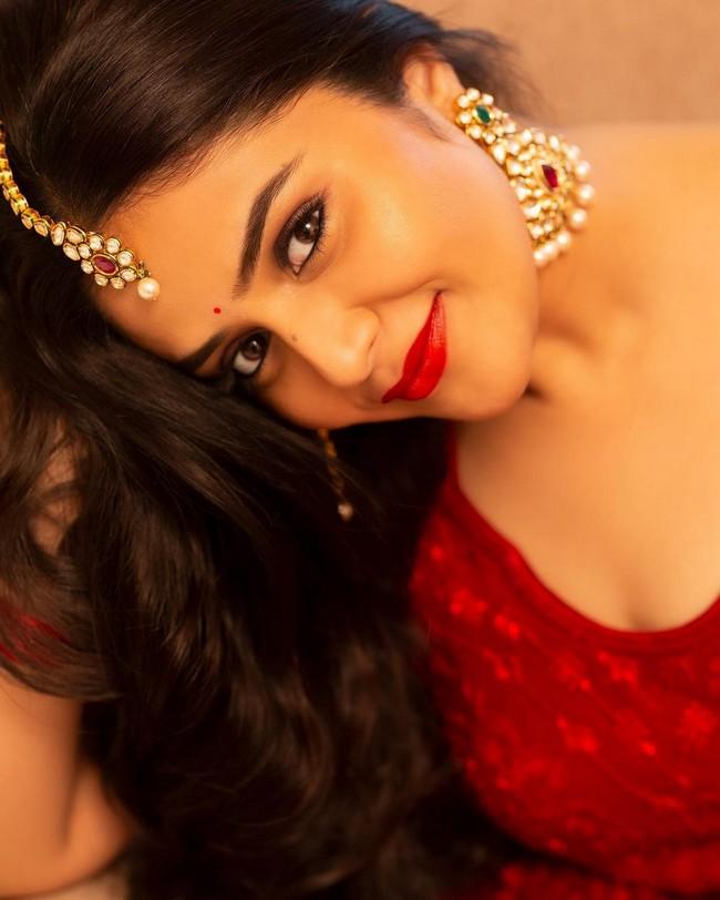 Sreemukhi 9