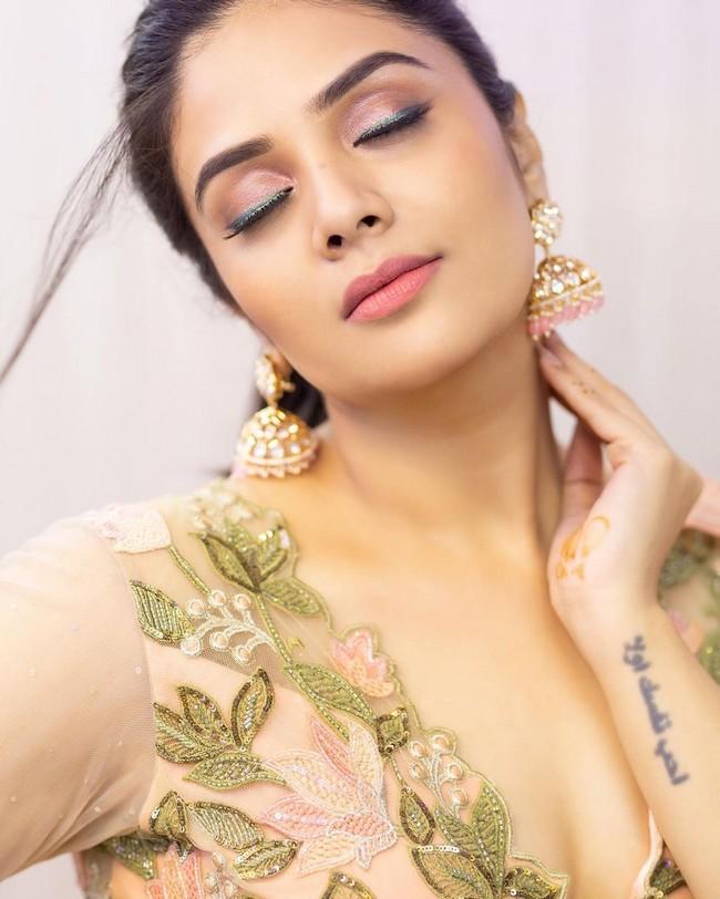 Sreemukhi 10