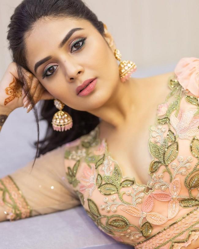 Sreemukhi 4