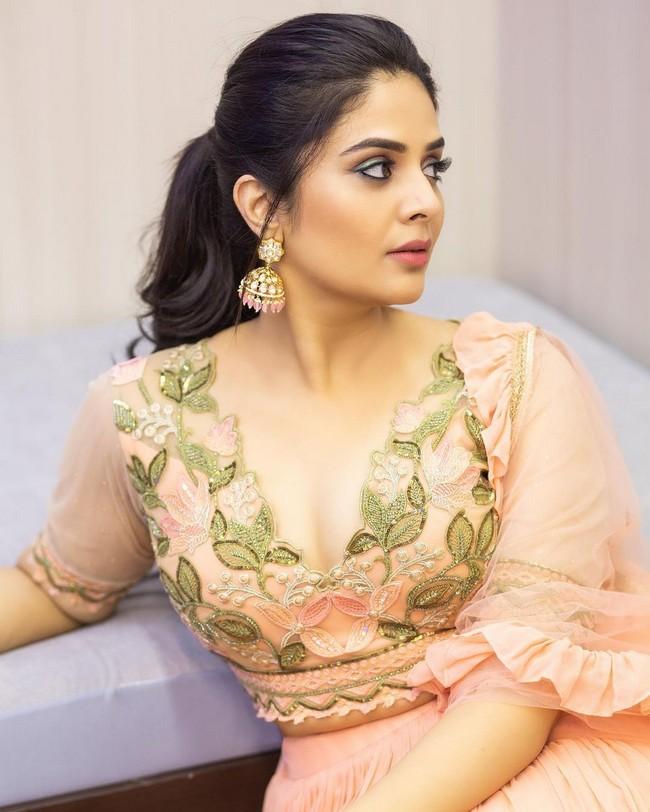 Sreemukhi 9