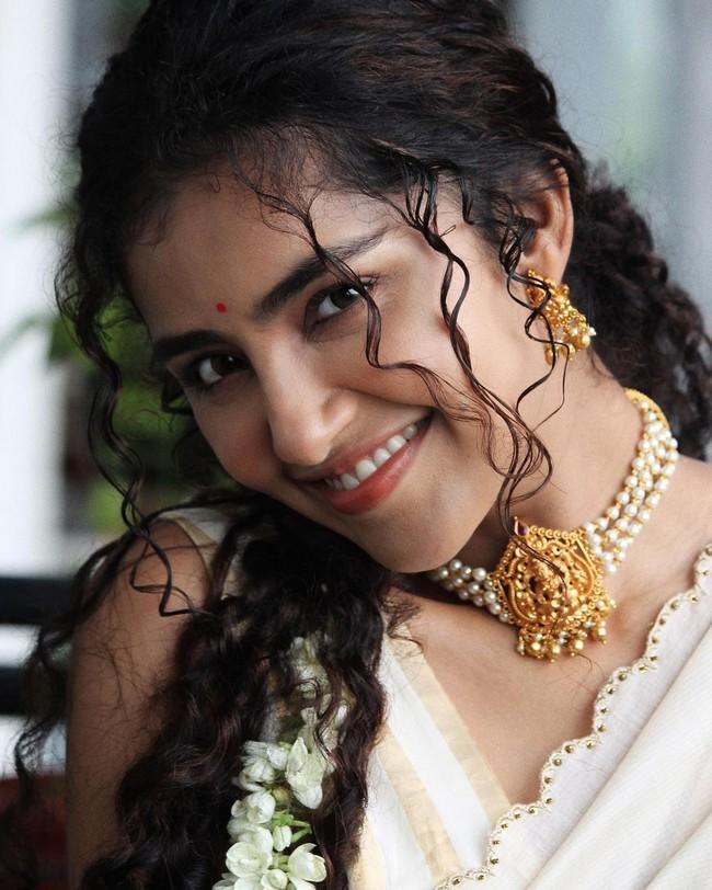 Anupama Parameswaran 10