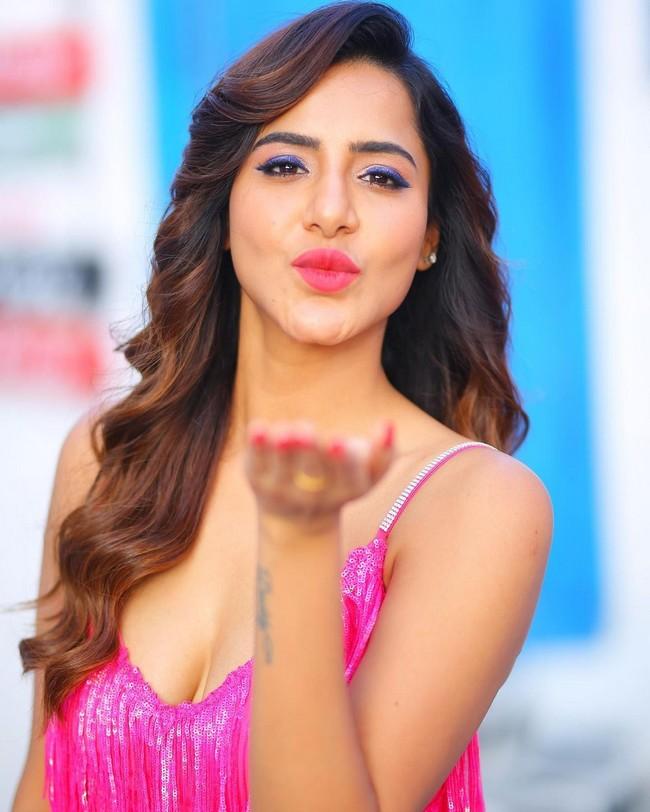 Ashu Reddy 10