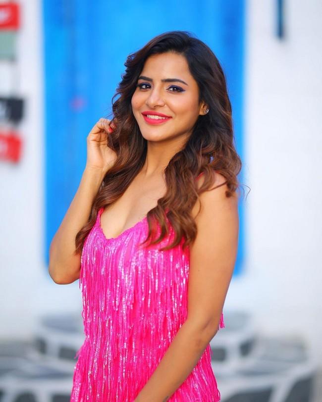 Ashu Reddy 6