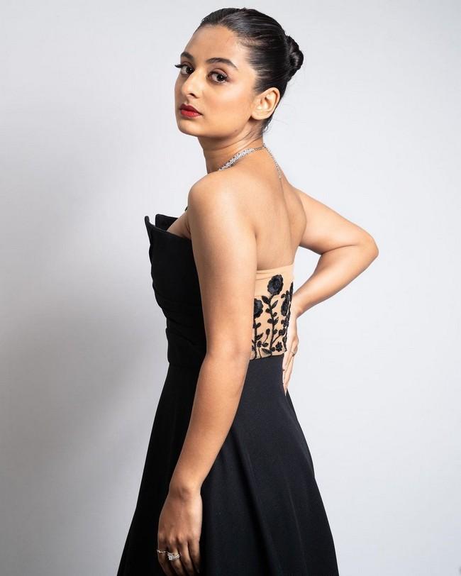 Esther Anil 6