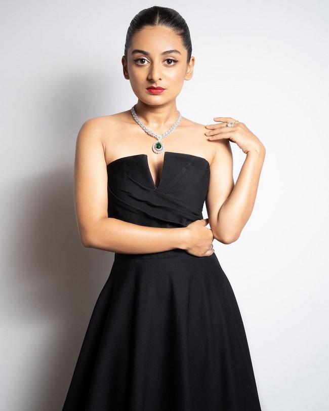 Esther Anil 7