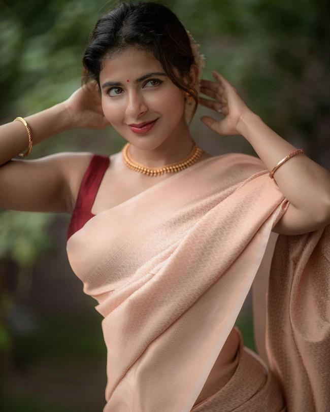 ISWARYA MENON 3