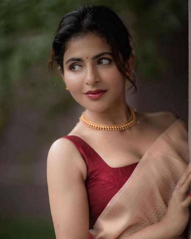 ISWARYA MENON 4