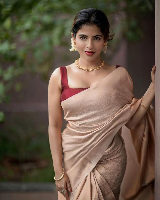 ISWARYA MENON 5