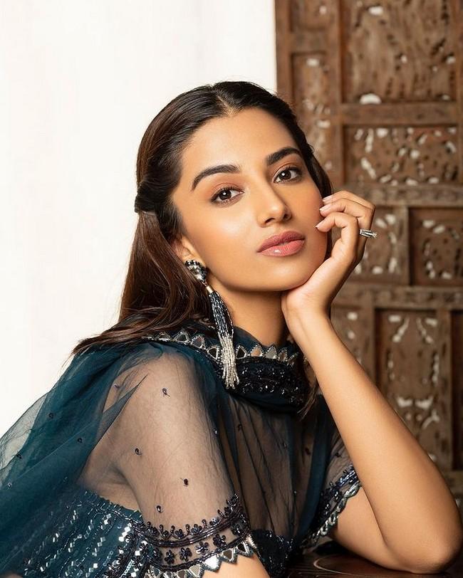 Meenakshii Chaudhary 4