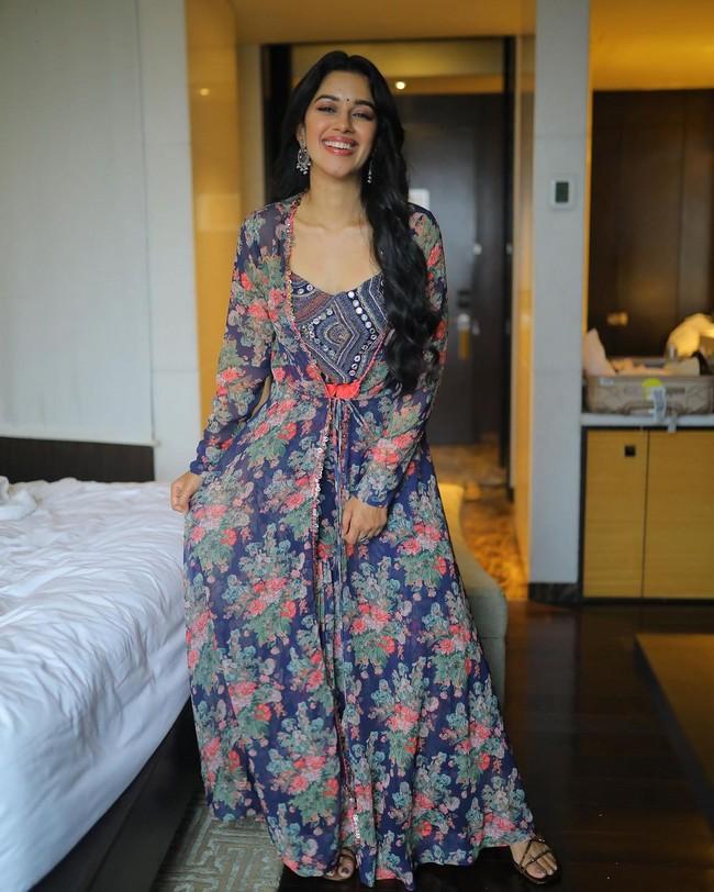 Mirnalini Ravi 8