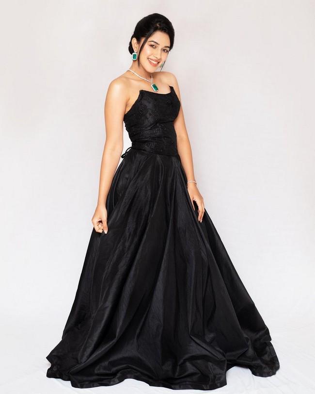 Mirnalini Ravi 11