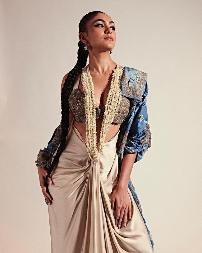 Mrunal Thakur 10