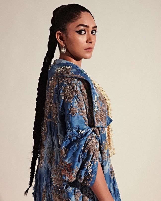Mrunal Thakur 4