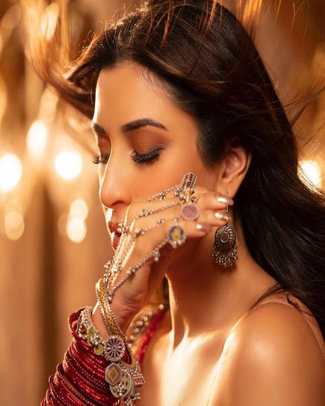 Sophie Choudry 6