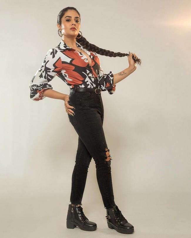 Sreemukhi 10