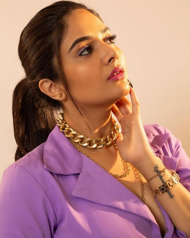 Sreemukhi 14