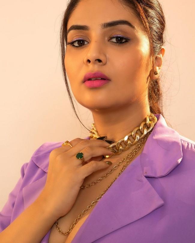 Sreemukhi 16