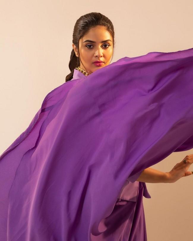 Sreemukhi 17