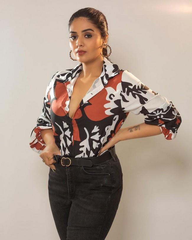 Sreemukhi 2