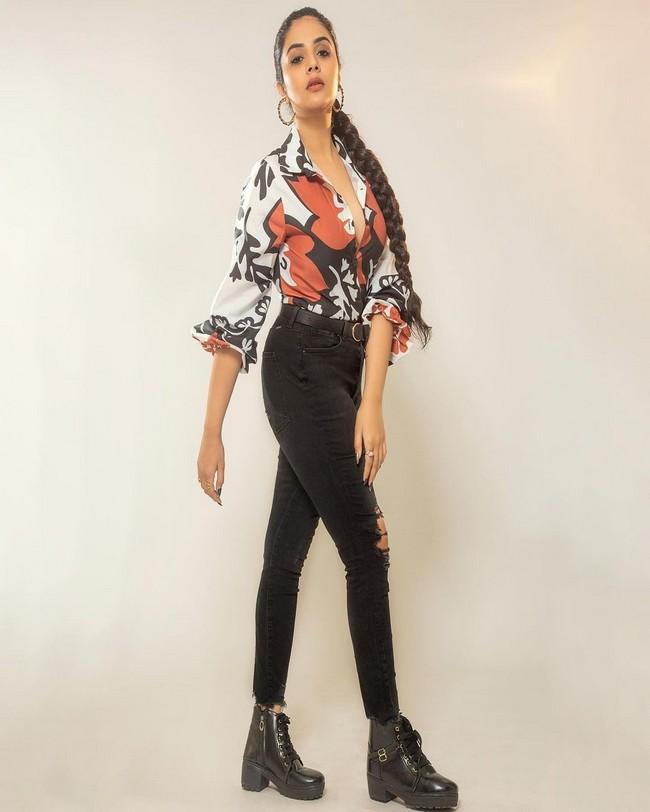 Sreemukhi 4