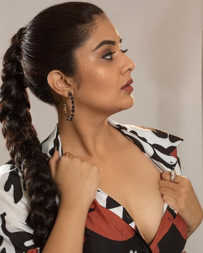 Sreemukhi 6