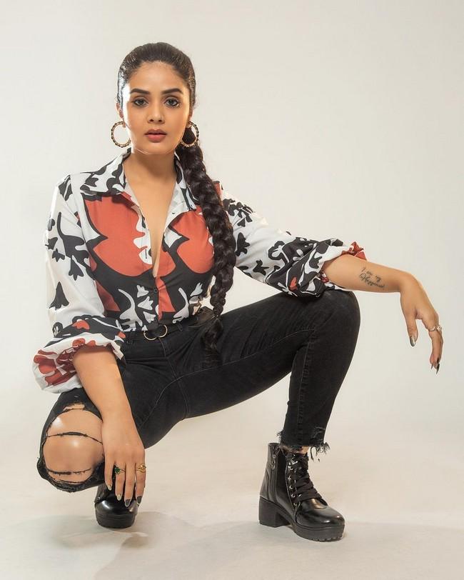 Sreemukhi 7