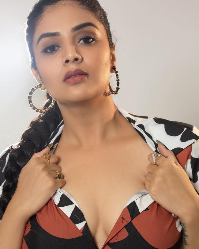 Sreemukhi 8