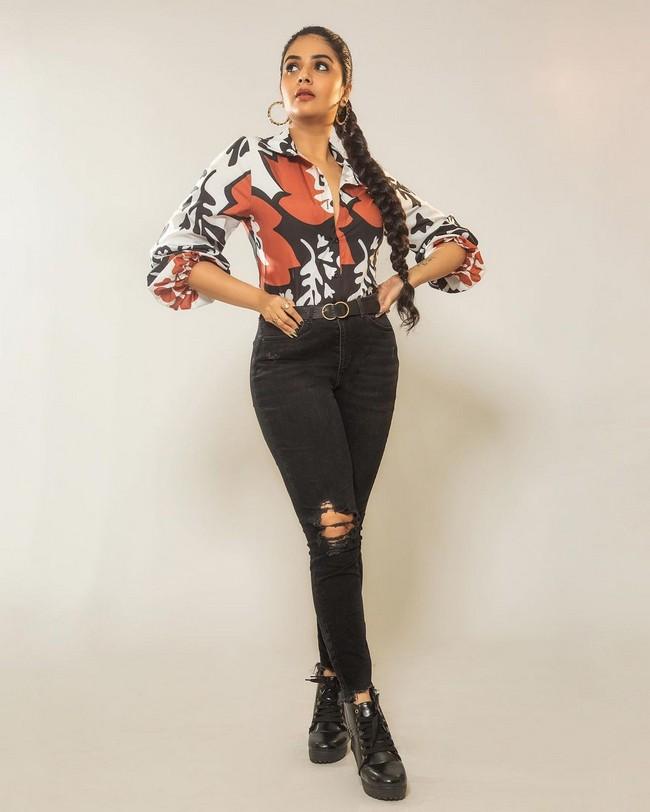 Sreemukhi 9
