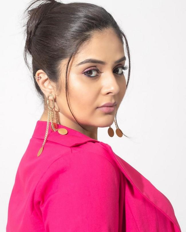 Sreemukhi 2