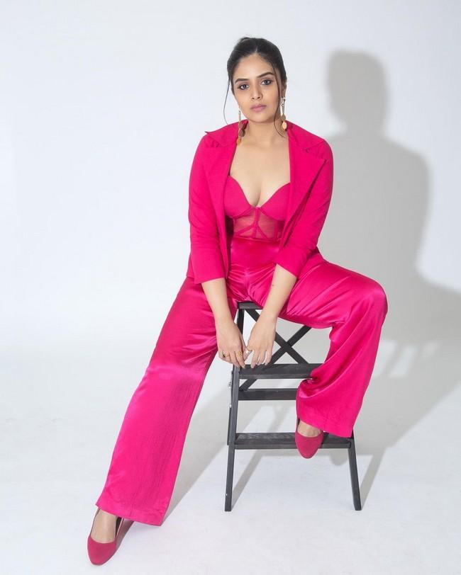 Sreemukhi 7