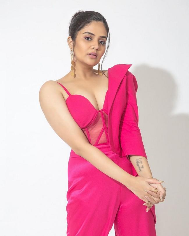 Sreemukhi 9