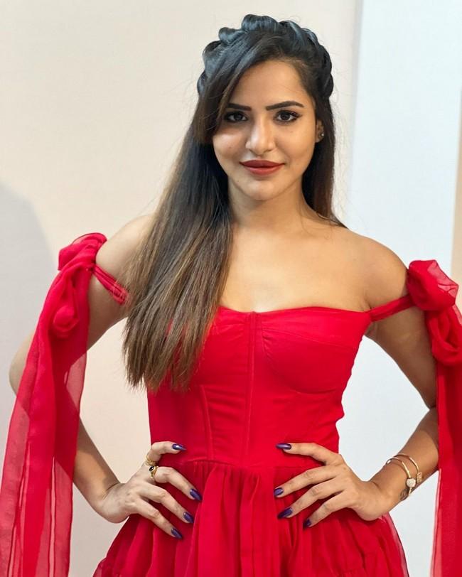 Ashu Reddy 11