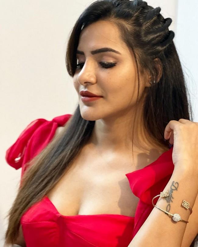 Ashu Reddy 12